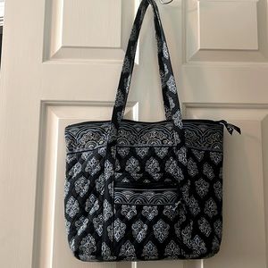 Vera Bradley Navy Blue zipper closure tote bag Tons of storage